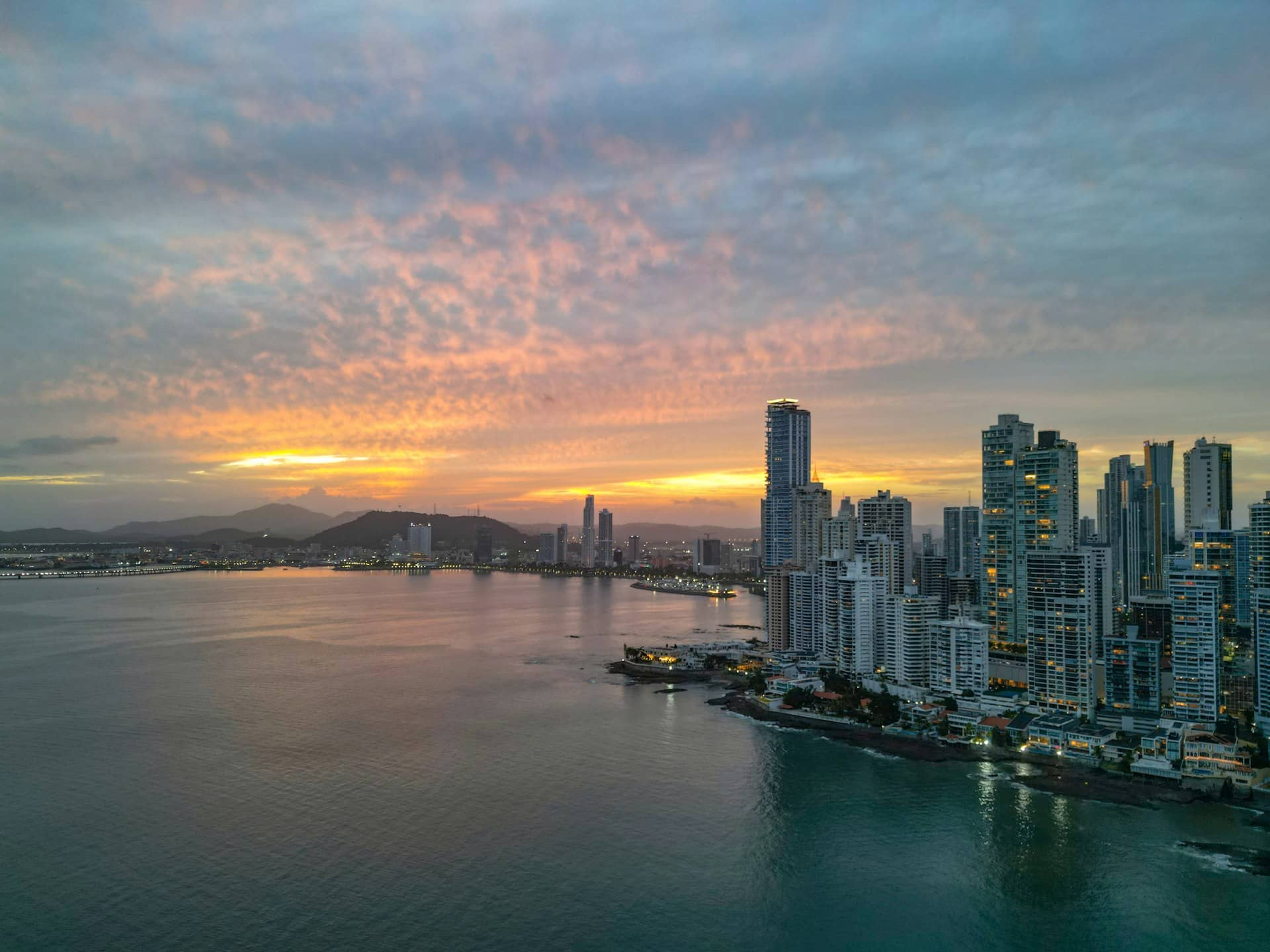 Skyline de Ciudad de Panamá al atardecer sobre la bahía